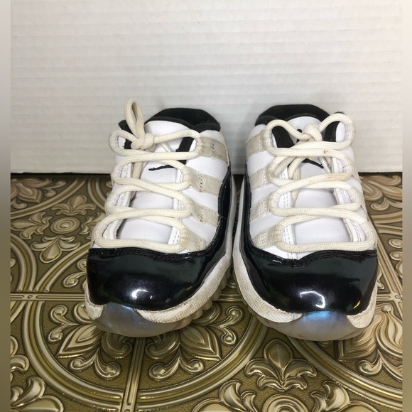 Jordan Kids Black and White Sneakers size 6C - Picture 4 of 10
